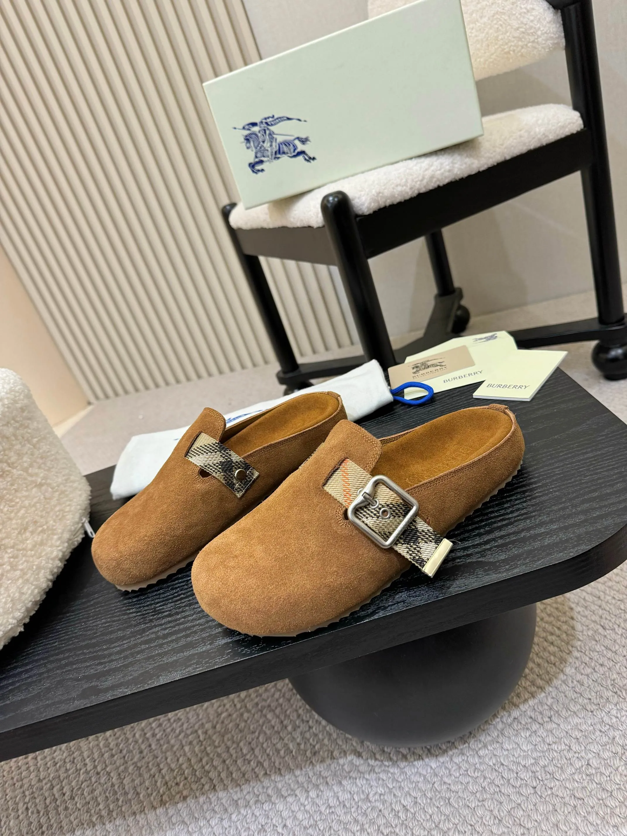 Men's shoes 💰560 Burberry's 2025 popular Birkenstock slippers are released, made of soft suede fabric and refined in Italian workshops. Featuring an embossed plaid pattern and an embossed sole embellished with the archive brand's logo. Features an adjustable B-shaped buckle strap and is embellished with the signature sand-colored Burberry check in jacquard worsted.   ✅Fabric: suede ✅Lining: silk cowhide ✅Outsole: TPU ✅Color: black, brown, pink, apricot, 4 colors available ✅Code number: 35-45 for men and women (35, 45 customized)